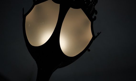 Photo "Flower-shaped decorative table lamp in the living room"