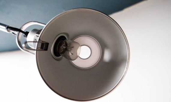 Photo magnifying glass desk lamp